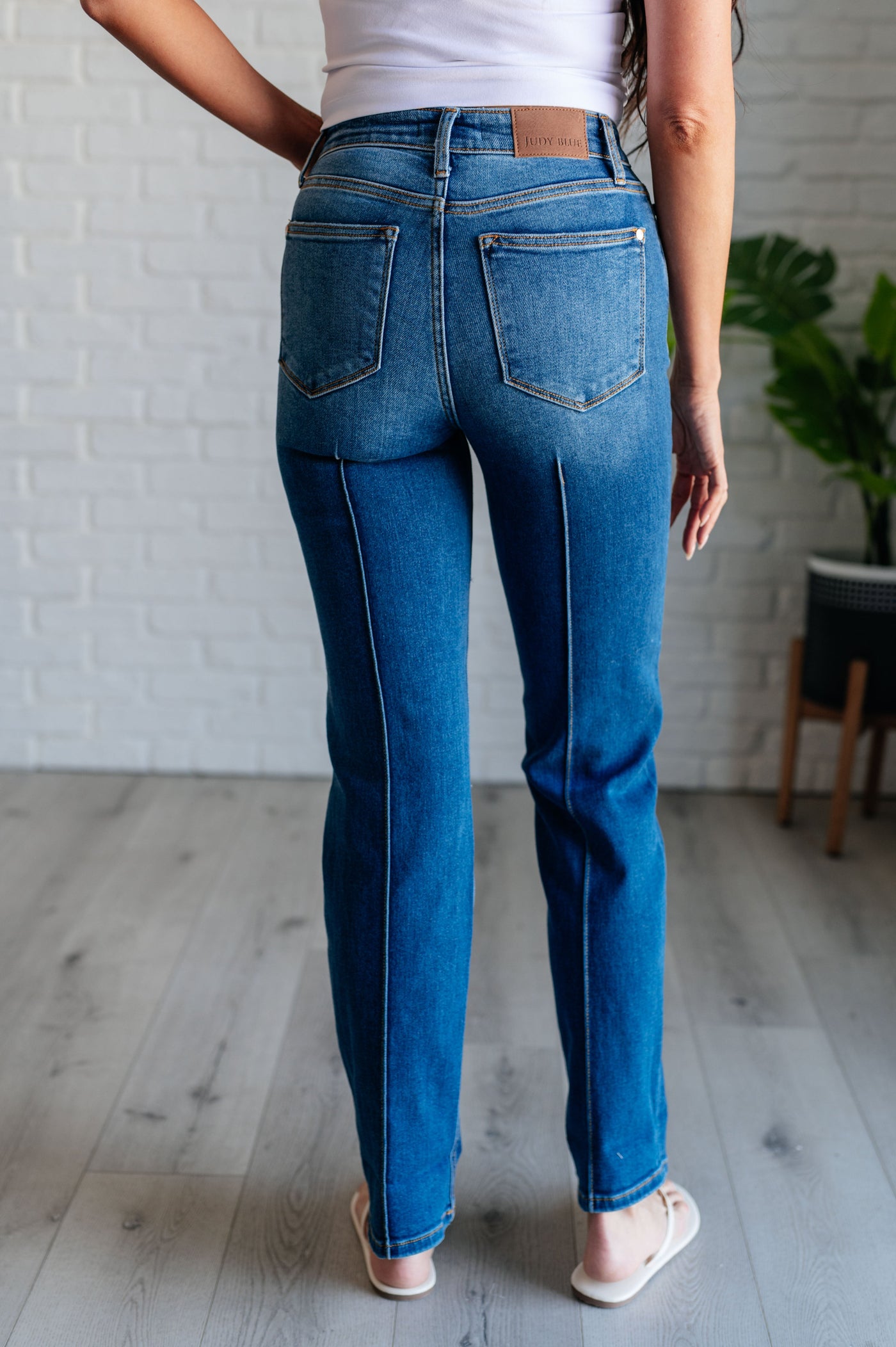 Effortlessly step up your denim game with our Campbell High Rise Seam Detail Straight Jeans from Judy Blue