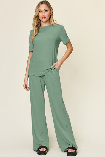 Expertly crafted, this set combines a classic round neck short sleeve t-shirt with stylish wide leg pants