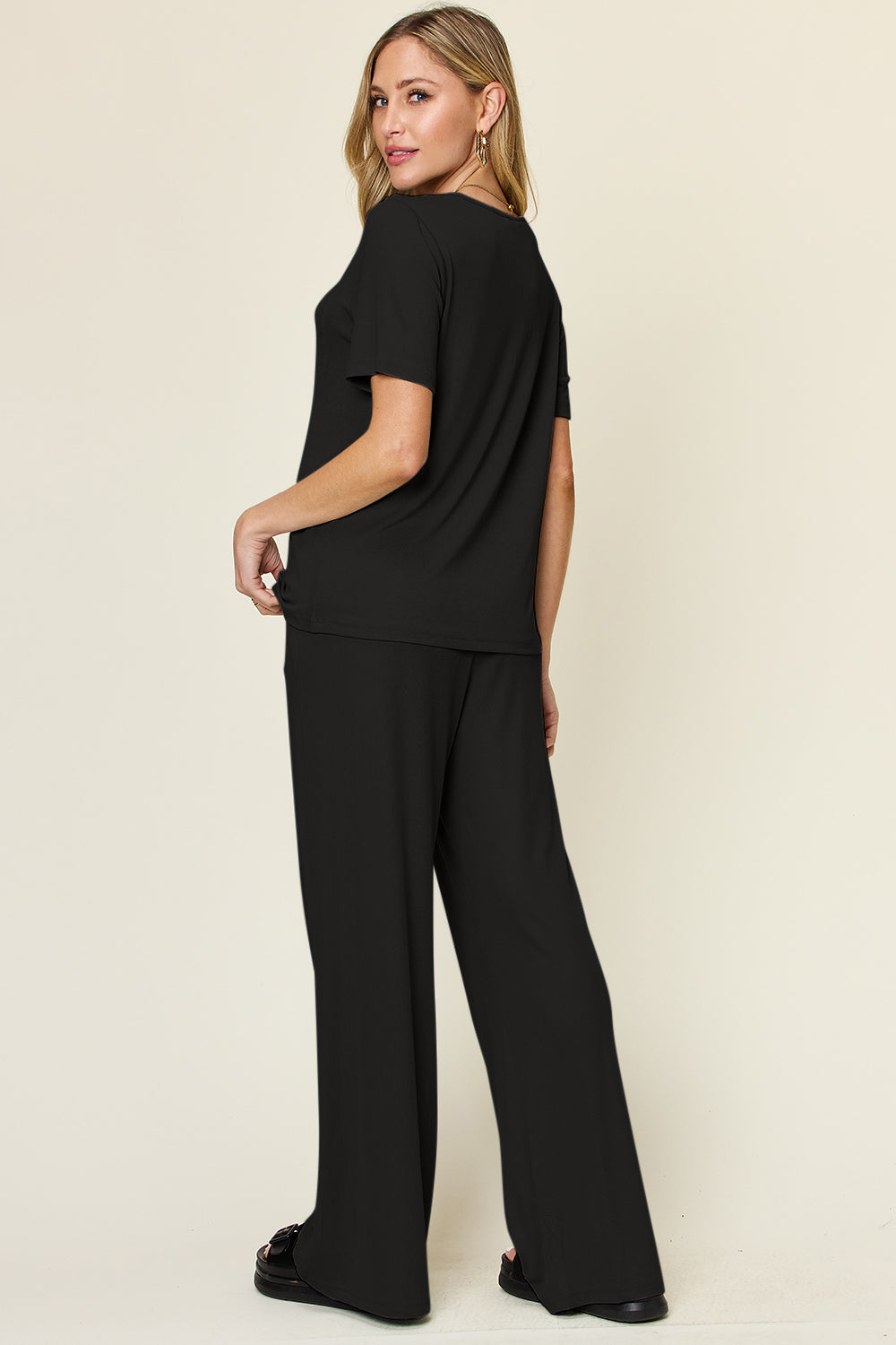 Expertly crafted, this set combines a classic round neck short sleeve t-shirt with stylish wide leg pants