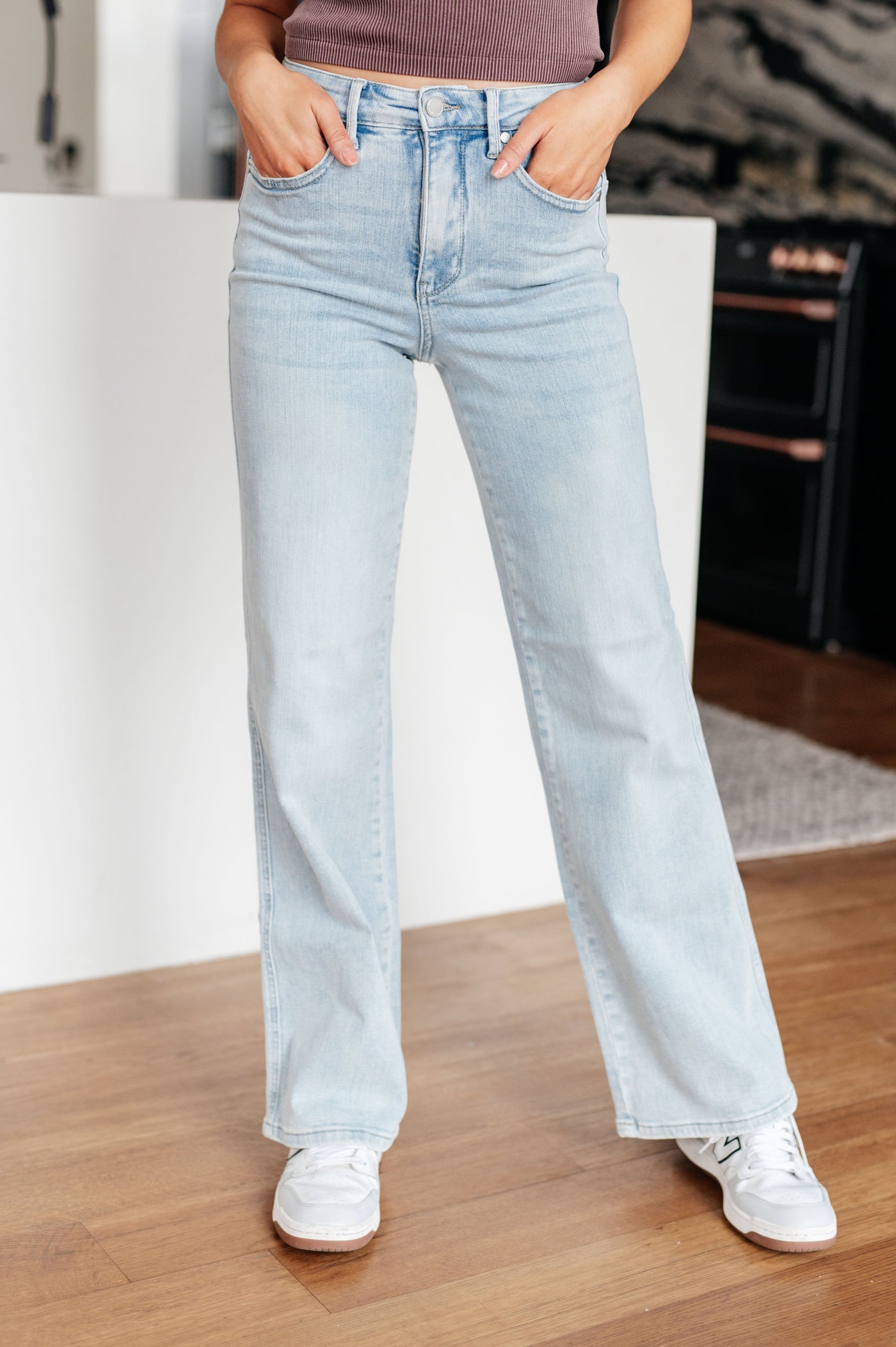 These vintage wash jeans feature tummy control technology for a flattering fit, while the non-distressed straight leg adds a touch of sophistication.