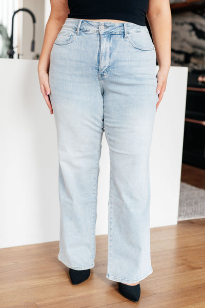 These vintage wash jeans feature tummy control technology for a flattering fit, while the non-distressed straight leg adds a touch of sophistication.