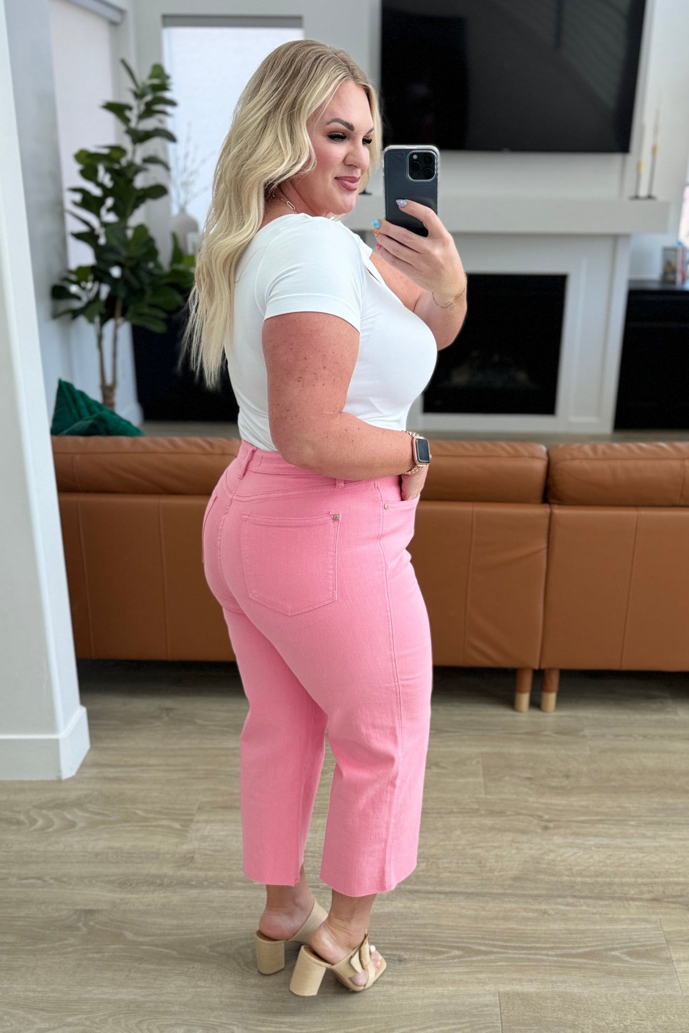 Slip into style and comfort with our Lisa High Rise Control Top Crop Jeans from Judy Blue. Featuring tummy control technology and 4-way stretch, these jeans provide a flattering fit