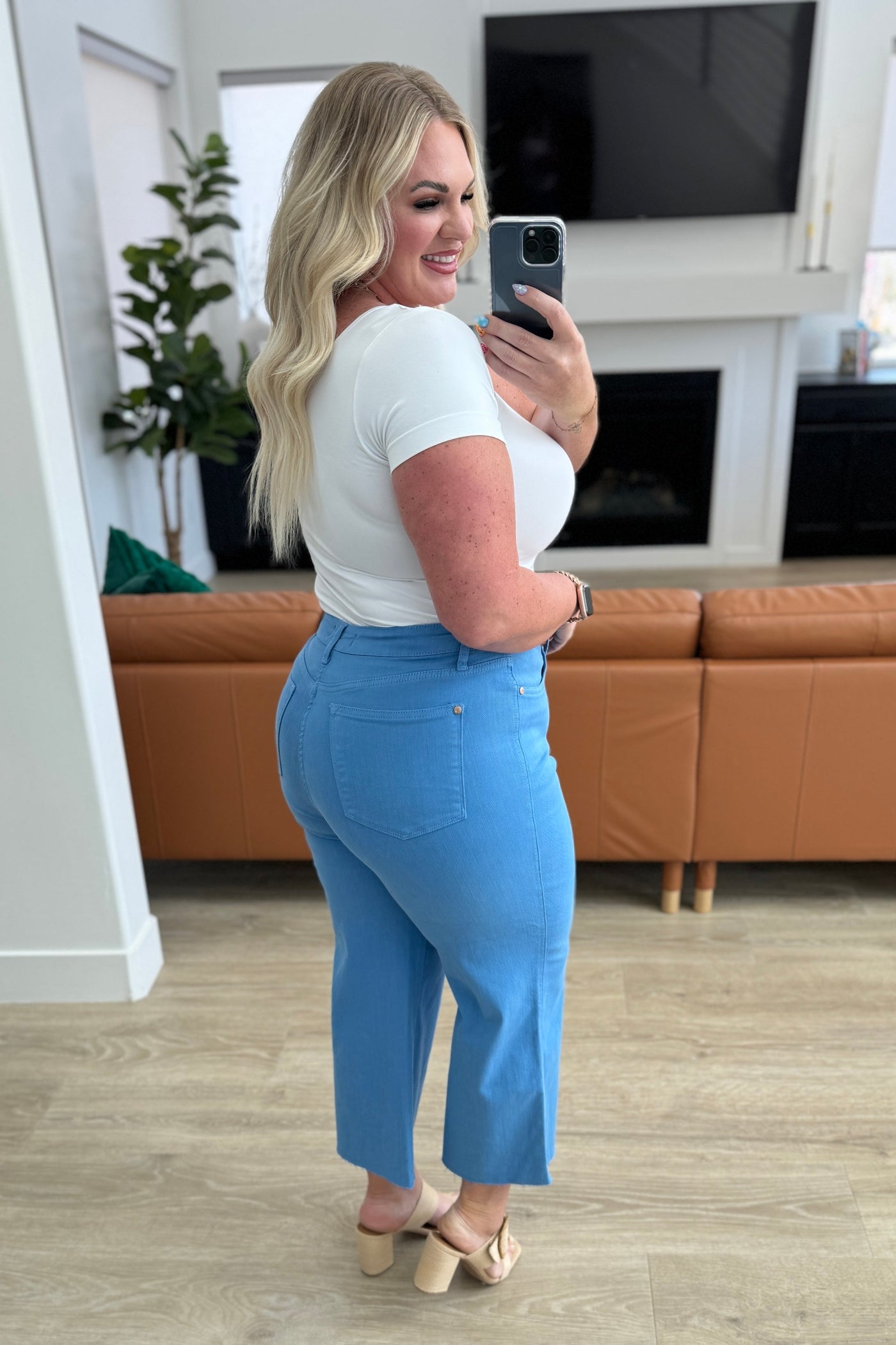 Slip into style and comfort with our Lisa High Rise Control Top Crop Jeans from Judy Blue. Featuring tummy control technology and 4-way stretch, these jeans provide a flattering fit