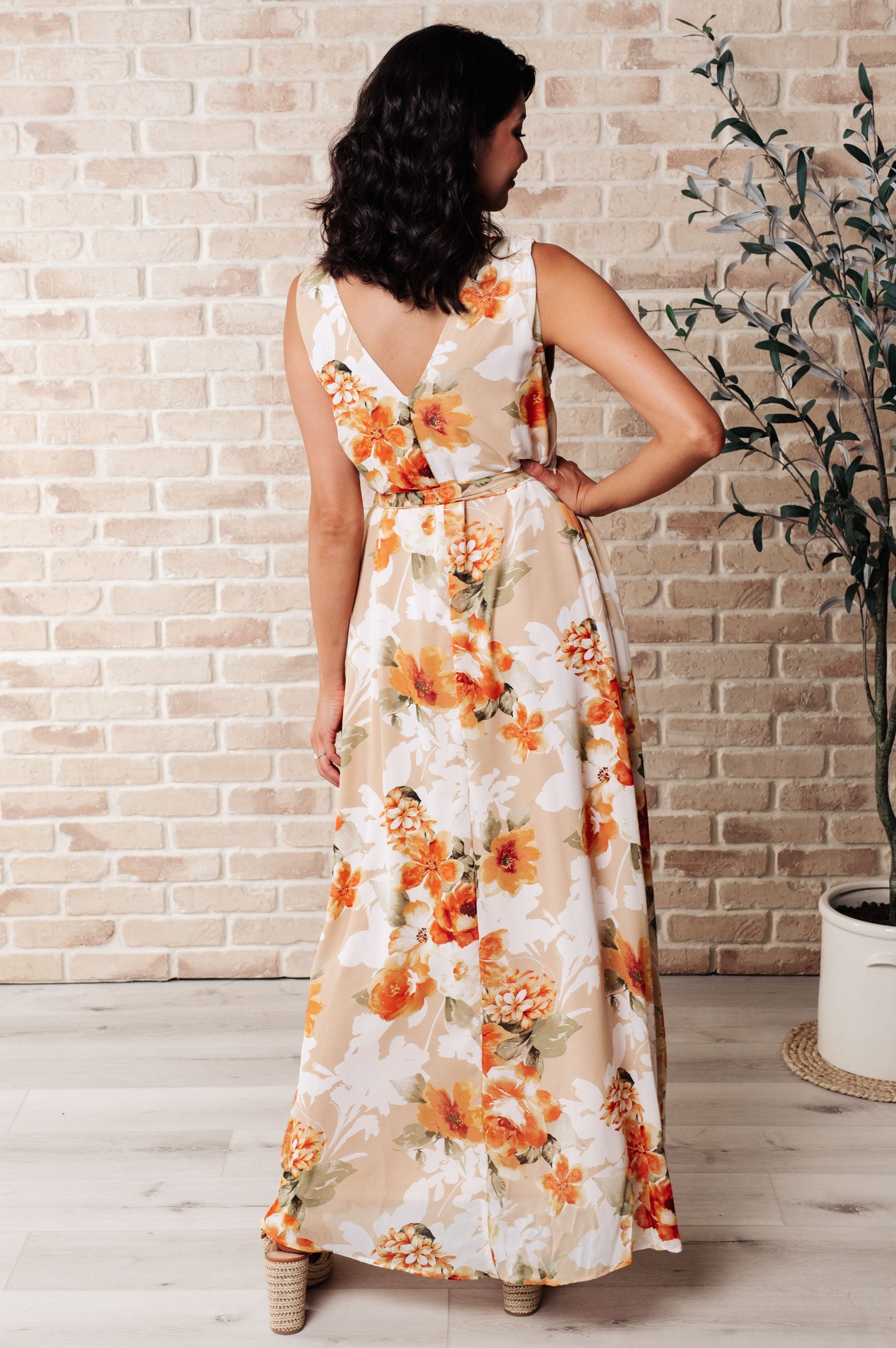 Feel the warmth in our It's All Sunshine V-Neck Floral Dress! This beautiful dress features a flattering V-neckline and a functional waist tie to accentuate your figure