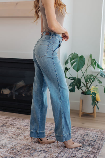 The Mindy Mid Rise Wide Leg Jeans are the perfect closet essential that can be worn year round! Featuring a stretchy light wash denim that shapes a mid rise waist with slanted pockets and zipper fly
