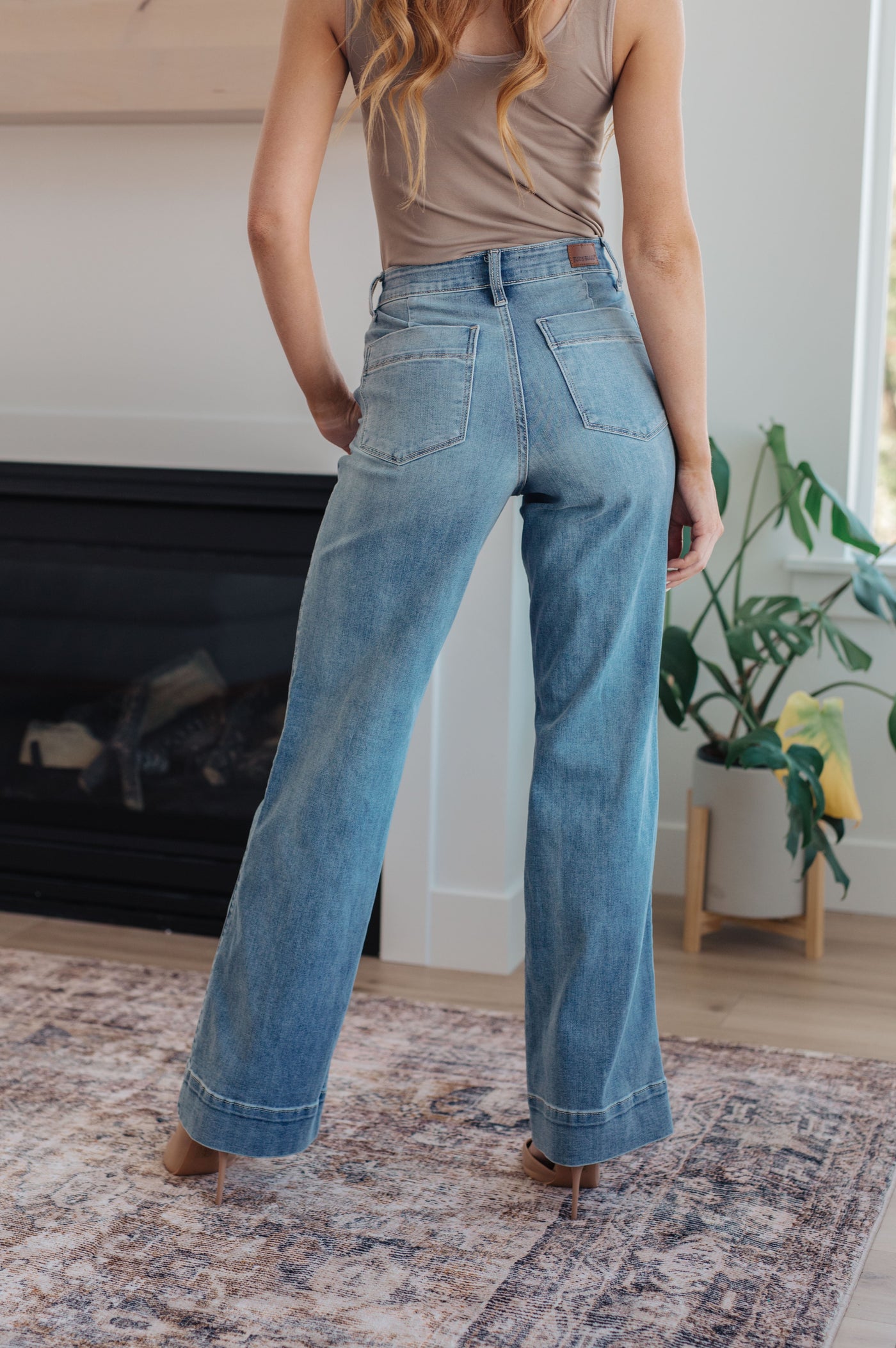The Mindy Mid Rise Wide Leg Jeans are the perfect closet essential that can be worn year round! Featuring a stretchy light wash denim that shapes a mid rise waist with slanted pockets and zipper fly