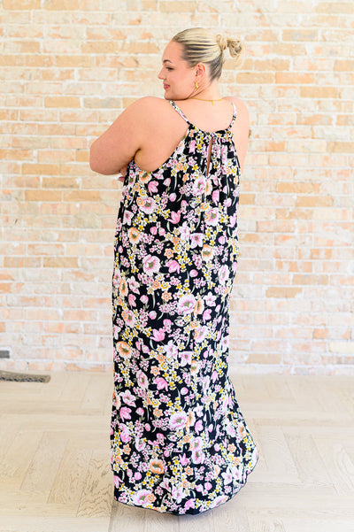 Made from a breathable woven material, this dress features a flattering halter silhouette that accentuates your shoulders and neckline. The functional neckline drawstring allows you to adjust the fit to your liking