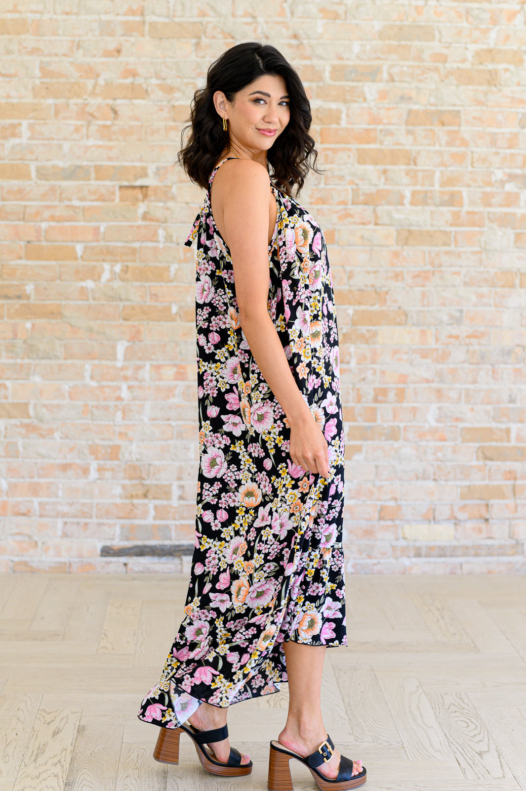 Made from a breathable woven material, this dress features a flattering halter silhouette that accentuates your shoulders and neckline. The functional neckline drawstring allows you to adjust the fit to your liking