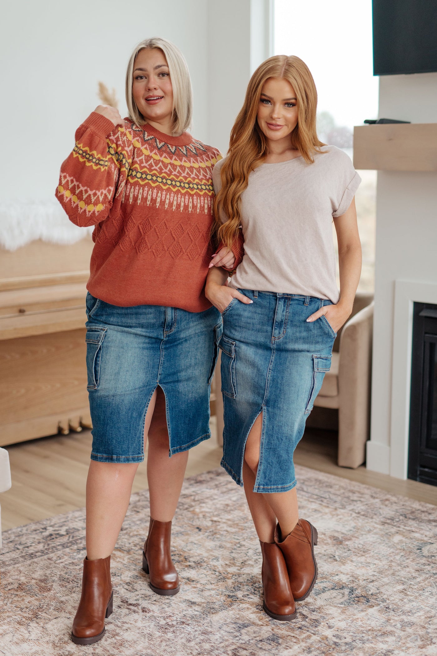 It's crafted with stretchy medium wash denim for a comfortable fit and extra movement, and features a front slit and cargo pockets for a more dynamic look. Look great and put your most fashionable foot forward