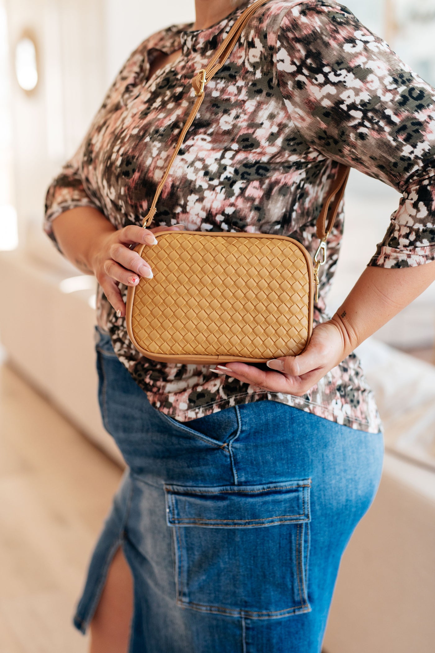 Its woven leather pattern and vegan leather material add a touch of sophistication, while the zippered closure and two interior pockets provide practicality