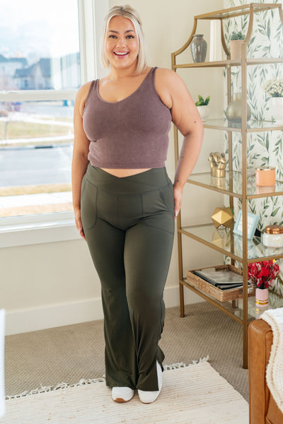 Introducing On the Move V Front Flare Leggings! Our buttery soft fabric combines with a flattering tapered V-front yoga waistband to provide a stylishly comfortable look that's perfect for any activity.