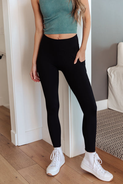Complete with a high waist to emphasize support and comfort, side pockets to hold the essentials, and a skinny ankle length silhouette for the perfect coverage and fit
