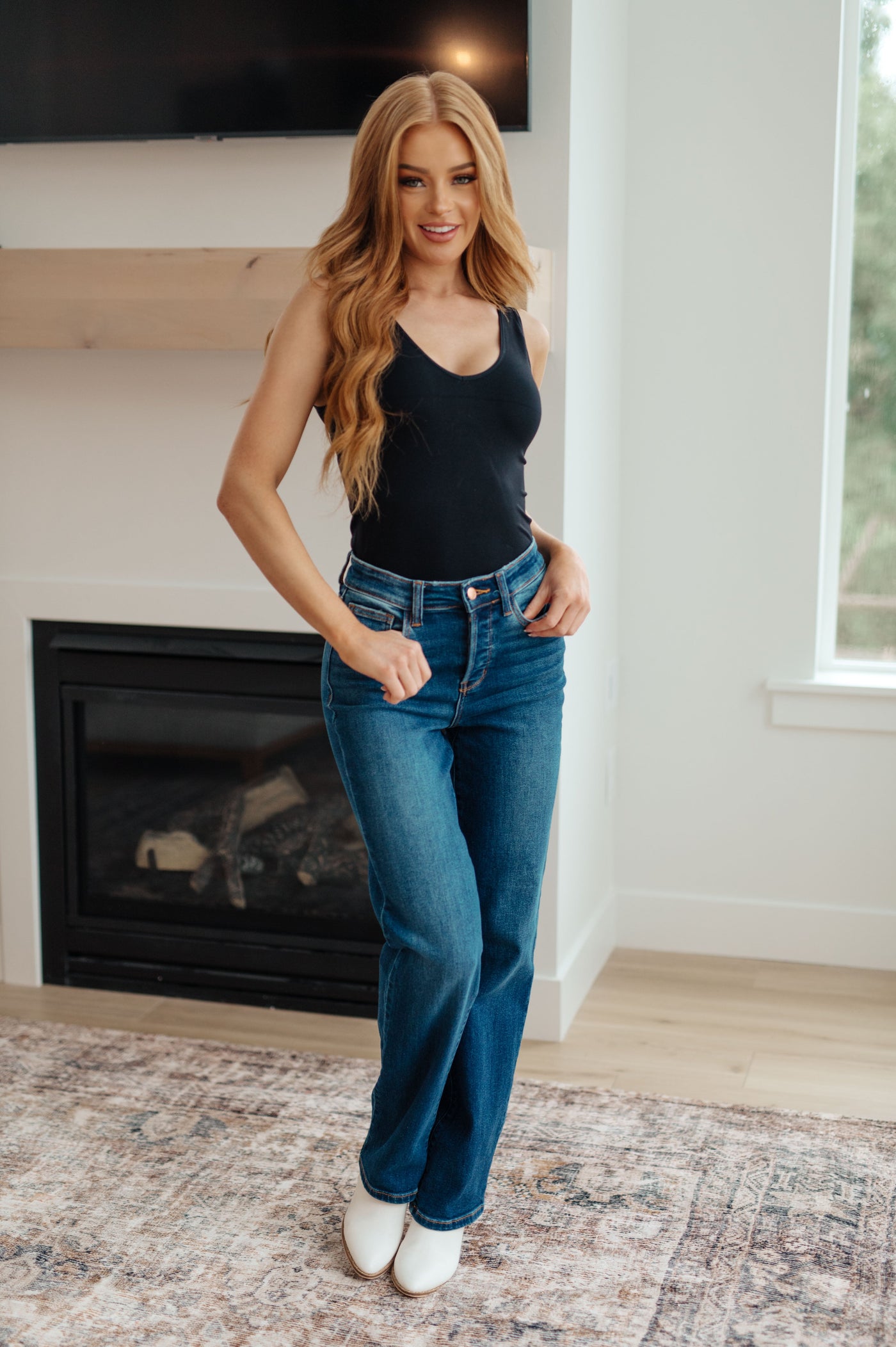 Sleek and stylish, they feature a high waist, hidden button fly, straight silhouette, a medium wash, and 4-way stretch for maximum comfort. Ready to take your look up a notch? Choose Pippa