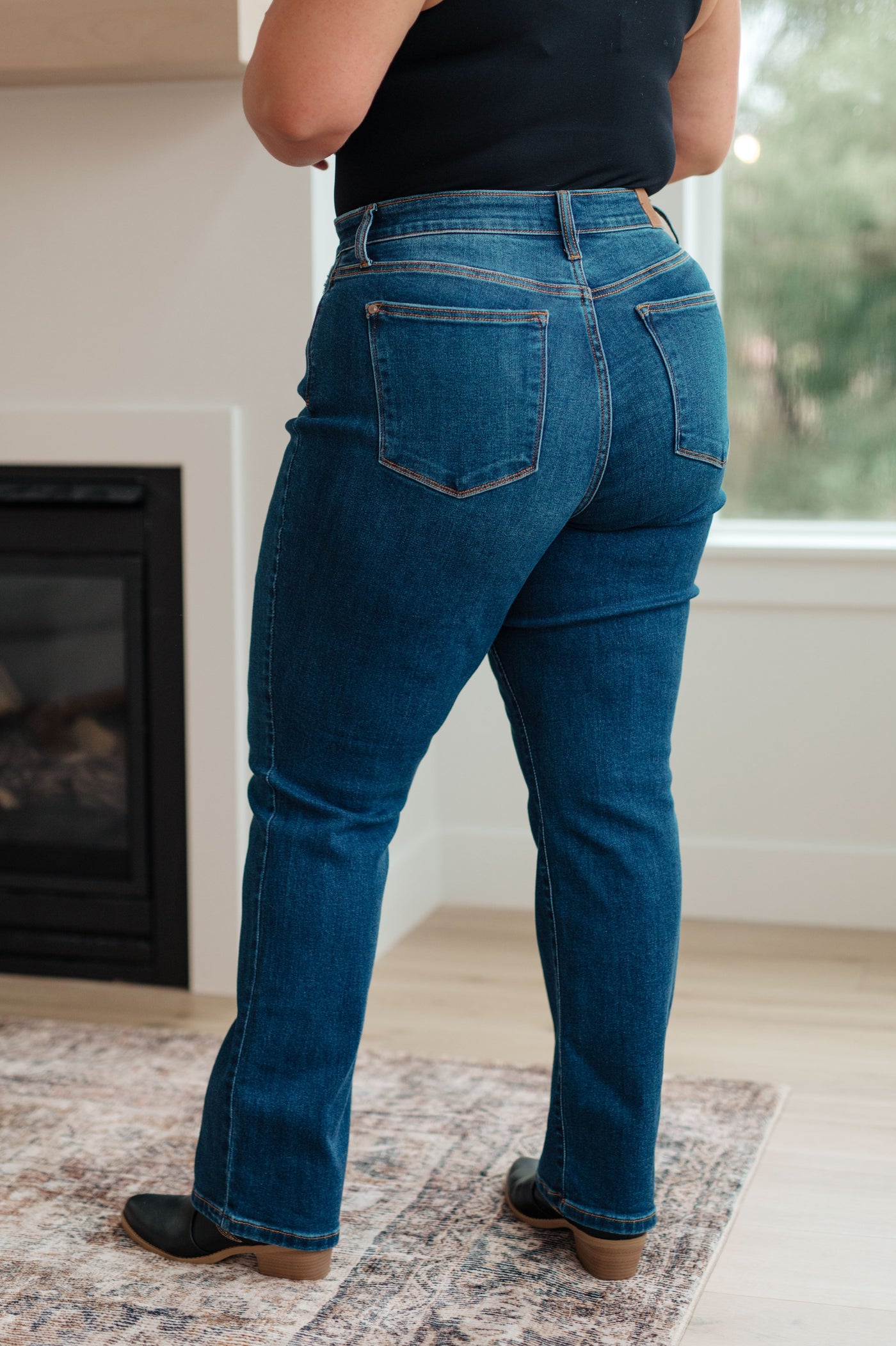 Sleek and stylish, they feature a high waist, hidden button fly, straight silhouette, a medium wash, and 4-way stretch for maximum comfort. Ready to take your look up a notch? Choose Pippa
